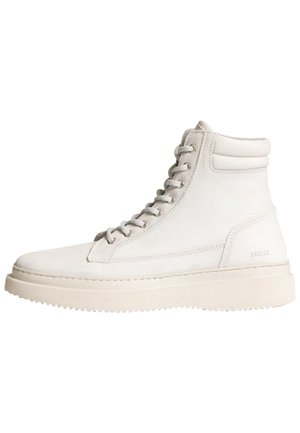 Weißer High-Top-Lederschuh mit gepolstertem Knöchelkragen, Schnürung vorne, dicker Sohle und dezenten Nahtdetails.