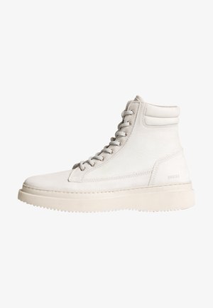 Białe skórzane sneakersy z wysoką cholewką, wyściełanym kołnierzem wokół kostki, sznurowaniem z przodu, grubą podeszwą i subtelnymi detalami przeszyć.