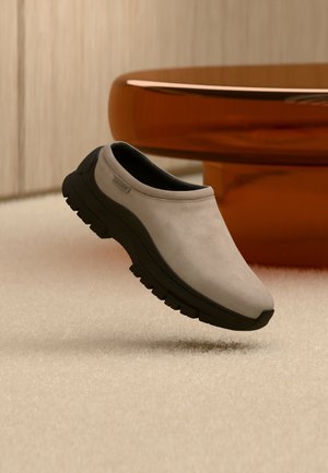 Calvin Klein, HYBRID TREK - Jalga libistatavad jalanõud - desert taupe/black