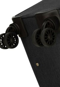 Sac en tissu noir avec une surface texturée, doté de deux roues en plastique noir et d'un détail en métal. Conception compacte pour une mobilité facile.