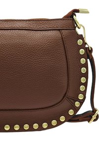 Sac à main en cuir marron avec une surface texturée, présentant des accents dorés cloutés le long du bord et une sangle latérale pour le porter.