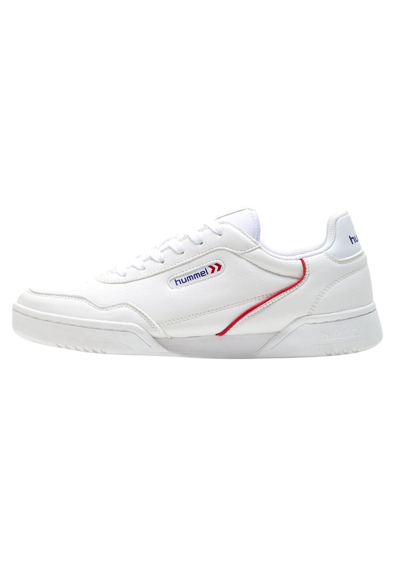 Fehér sportcipő sima bőr felsőrésszel, piros díszcsíkkal, texturált talppal és logóval az oldalon. Klasszikus sneaker dizájn.