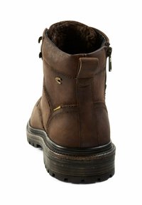 Bruine leren enkellaars met een textuurafwerking, zijrits en een robuuste rubberen zool. Beschikt over subtiele gouden accenten en een zachte voering.