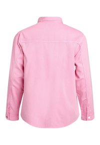 Rozā džinsa krekls ar apkakli, garām piedurknēm un pogām aprocēs. Ir noapaļota apakša un redzamas šuves gar vīlēm.