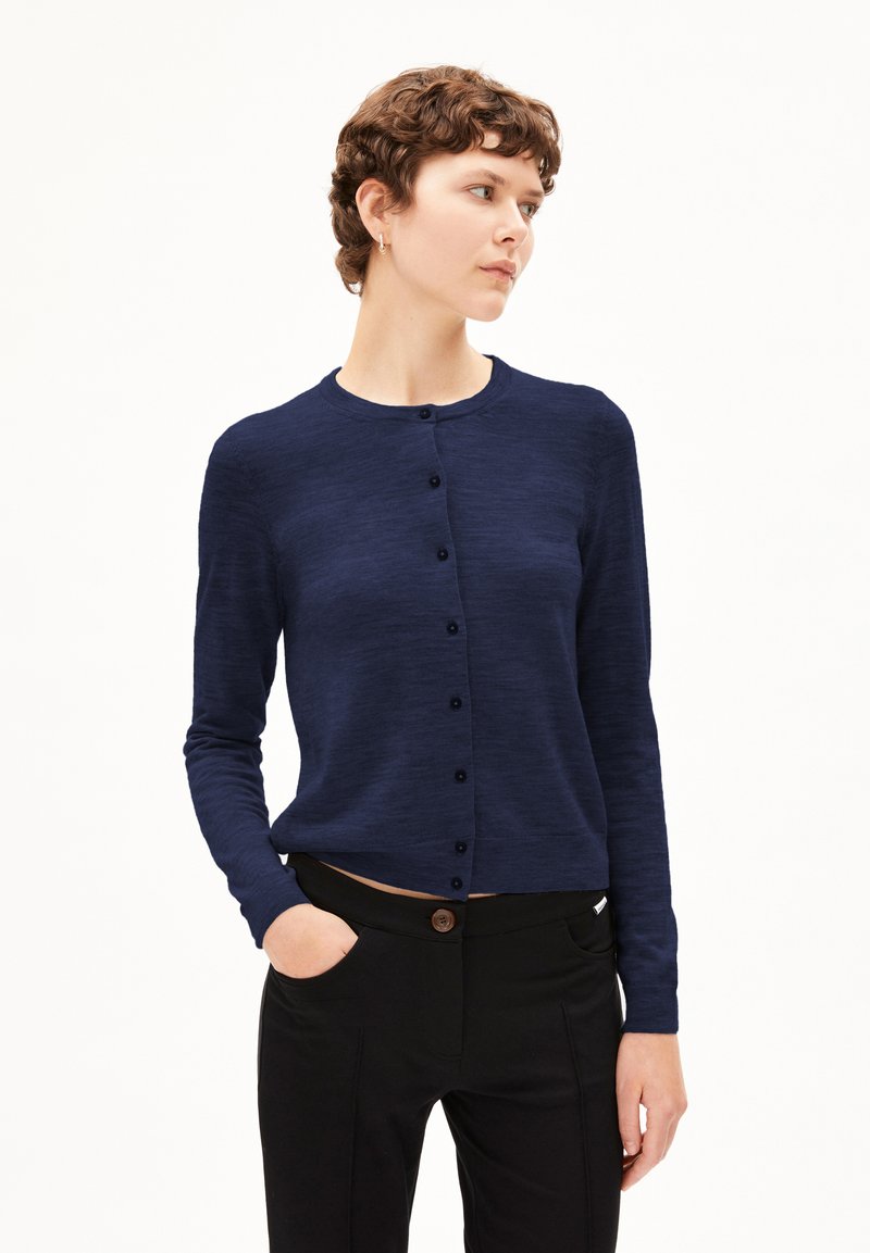 Marineblaues Cardigan aus strukturiertem Stoff, mit Rundhalsausschnitt, langen Ärmeln und Knopfverschluss vorne.