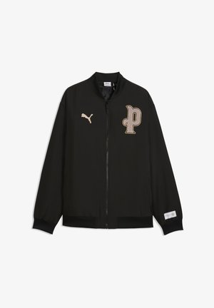 Schwarze Jacke mit Reißverschluss, beige Puma-Logo auf der linken Brustseite und großem beigen Buchstaben "P" auf der rechten Brustseite, mit gerippten Bündchen und Saum.