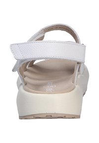 Witte sandaal met een leren bovenwerk met textuur, verstelbare band en een beige gevoerde inlegzool met een dikke witte zool. Schoon en modern ontwerp.