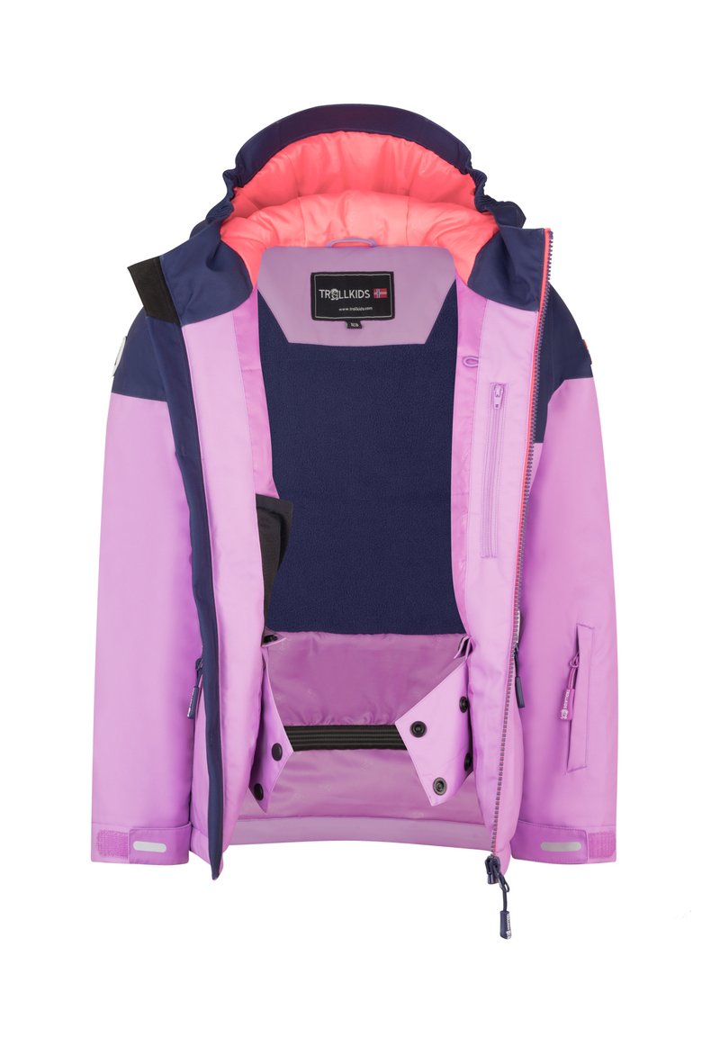 Lila wasserdichte Jacke mit einer marineblauen Kapuze, Fleece-Futter, mehreren Taschen und einem hellpinkfarbenen Innenfutter mit kontrastierenden Reißverschlüssen.