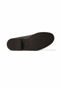 Suela de zapato de goma marrón con una superficie texturizada, tacón ligeramente elevado y bordes curvados, con marca en relieve en el lateral.