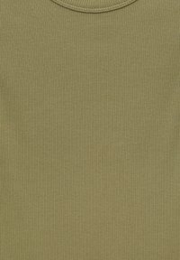 Ribbed fabric in oliivinvihreä, jossa on pyöreä kaula-aukko ja sileä, teksturoitu pinta. Tasaisesti sijoitetut pystysuorat viivat luovat kuvion.