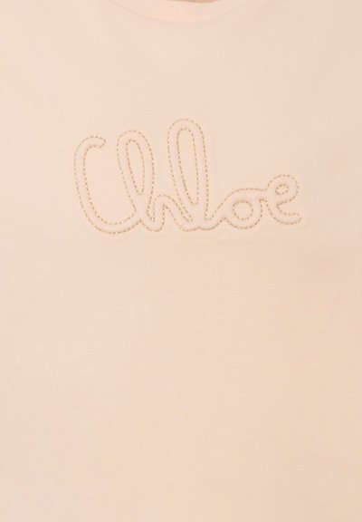 Jasnoróżowa bawełniana koszulka z okrągłym dekoltem, ozdobiona wyszywanym logiem "Chloe" w kontrastowym kolorze, o gładkiej fakturze.