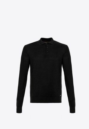 Černý svetřík s dlouhým rukávem a límečkem vyrobený z jemné pleteniny, který má tříknoflíkovou légou, žebrované manžety a přiléhavý střih.