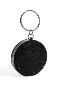 Pochette ronde noire à finition texturée, ornée de perles noires décoratives et d'une poignée en anneau métallique pour un transport facile.