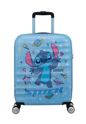 Blauwe harde koffer met cartoonfiguur Stitch, planeten, sterren, harten en tekst "STITCH" aan de voorkant, met vier wieltjes en telescopisch handvat.