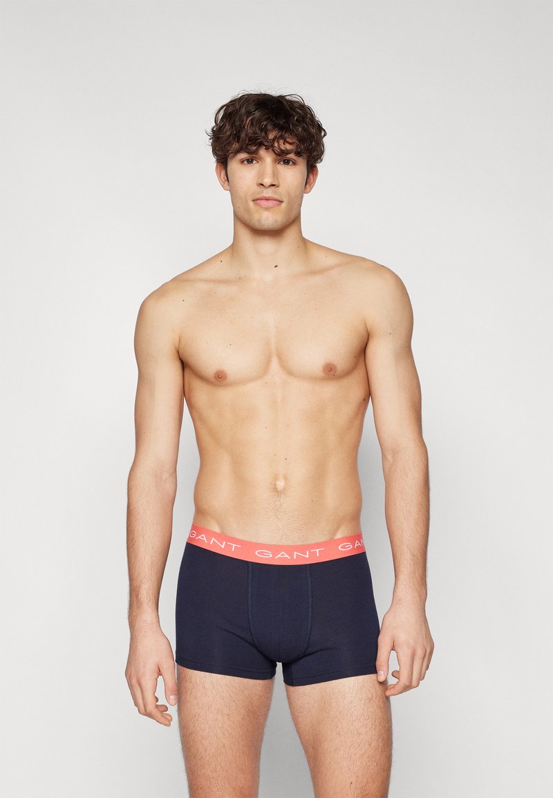 Marineblå boxershorts med en lyserød GANT logo livrem, der har en tætsiddende pasform lavet af blødt materiale og diskrete stikninger.