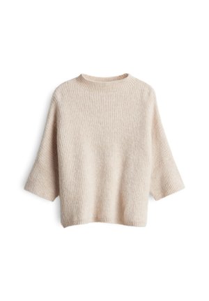 Maglione beige a coste con una vestibilità ampia, scollatura a barca e maniche larghe a tre quarti su uno sfondo bianco.