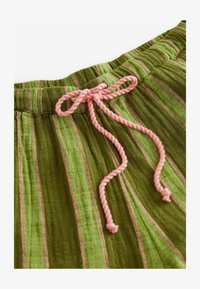 Vald, green stripe