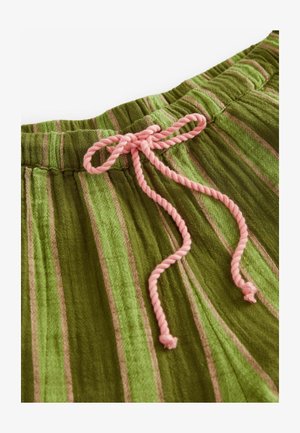 Zöld csíkos anyag, puha tapintással és rózsaszín zsinórral. Különböző árnyalatú függőleges csíkokkal és ráncolt derékrésszel rendelkezik.