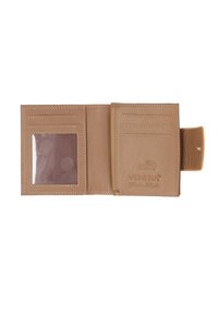 Læderpung i lysebrun med glat tekstur, to kortlommer, en gennemsigtig ID-lomme og prægede mærkninger. Lukket med en trykknap.