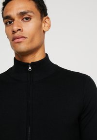 INDICODE JEANS CHANCELLOR - Chaqueta de punto - black
