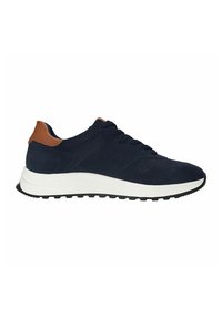 Marineblauwe suède sneaker met een leren hakaccent in bruin, witte tussenzool, zwarte rubberen outsole en een traditionele vetersluiting.