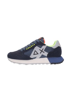 Sneaker blu navy con logo geometrico grigio, occhielli per i lacci giallo neon, fodera interna verde chiaro e suola bianca e blu.