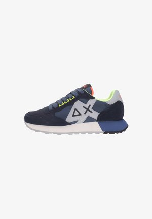 Sneaker blu navy con logo geometrico grigio, occhielli per i lacci giallo neon, fodera interna verde chiaro e suola bianca e blu.