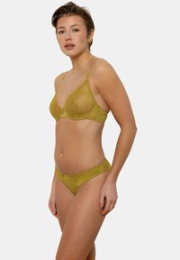 Bralette et culotte assortie en vert olive, avec des finitions en dentelle, fabriqués en tissu doux ; présente des motifs floraux délicats et des bretelles ajustables.