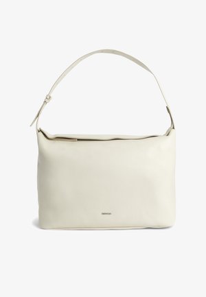 Biała skórzana torba na ramię z pojedynczym regulowanym paskiem i zapinaniem na suwak u góry, prezentowana na białym tle.