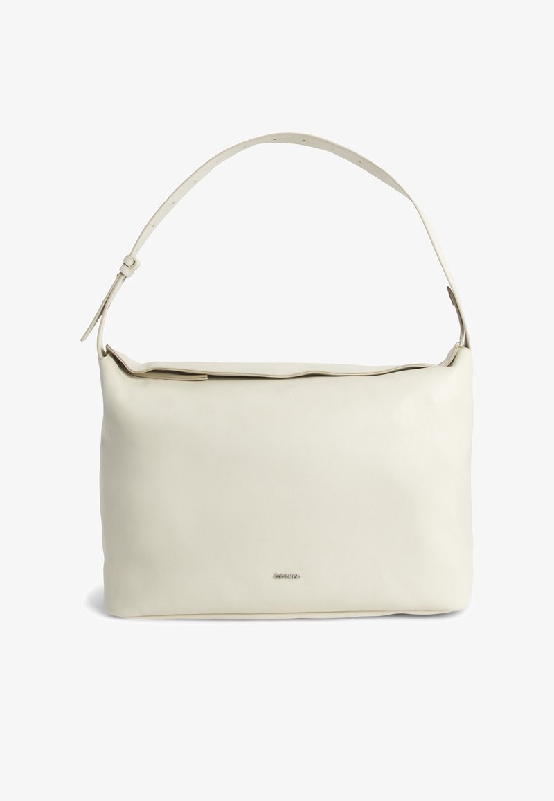 Sac à épaule en cuir blanc avec une bandoulière réglable et une fermeture zippée sur le dessus, présenté sur un fond blanc.