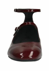 Ballerine in pelle verniciata bordeaux con punta chiusa, cinturino alla caviglia e forma arrotondata; texture liscia e dettagli hardware minimi.