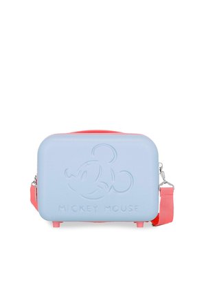 Bolsa rectangular azul claro con relieve del rostro de Mickey Mouse y texto, con correa y asa en color rosa coral.