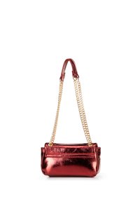 Sac à main métallique rouge avec une texture lisse, doté d'une bandoulière en chaîne et d'une poche zippée à l'avant, de forme rectangulaire.