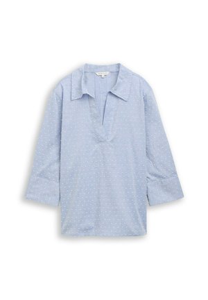 Jasnoniebieska bluzka z małymi białymi kropkami, rękawy 3/4, otwarty dekolt w serek i spiczasty kołnierz, rozłożona na białym tle.