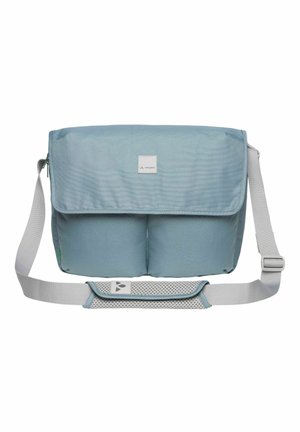 Sac bandoulière matelassé bleu clair avec rabat avant, double poche avant, bandoulière grise ajustable et coussinet d'épaule respirant.