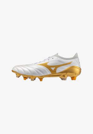 Weiß-goldener Fußballschuh mit Nähten, Schnürung vorne und Nocken auf der goldenen Sohle für besseren Halt auf dem Spielfeld.