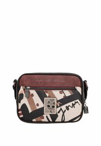 Bolso de hombro con un diseño abstracto multicolor. Hecho de piel sintética texturizada, cuenta con un ribete marrón oscuro y un parche de logo en la parte frontal.