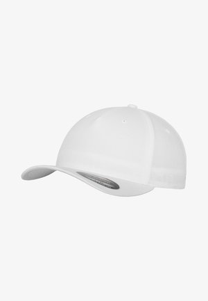 Hvit baseballcap med rund krone og buet skygge. Laget av stoff, med en glatt tekstur og en liten svart etikett på siden.