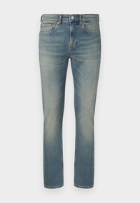 Vaqueros de mezclilla azul claro, diseño de pierna recta, textura suave, estilo de cinco bolsillos, costuras visibles, ligera decoloración en el frente y la parte trasera.