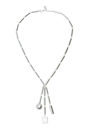 Collana d'argento con perline allungate e tre pendenti geometrici sospesi: sfera, cilindro e quadrato.