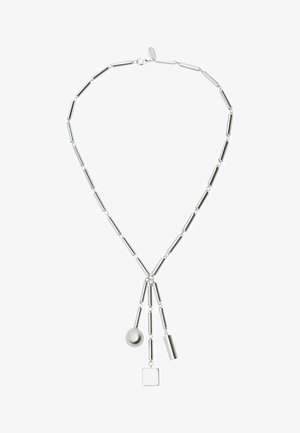 Stříbrný náhrdelník s protáhlými korálky a třemi visícími geometrickými přívěsky: koule, válec a čtverec.
