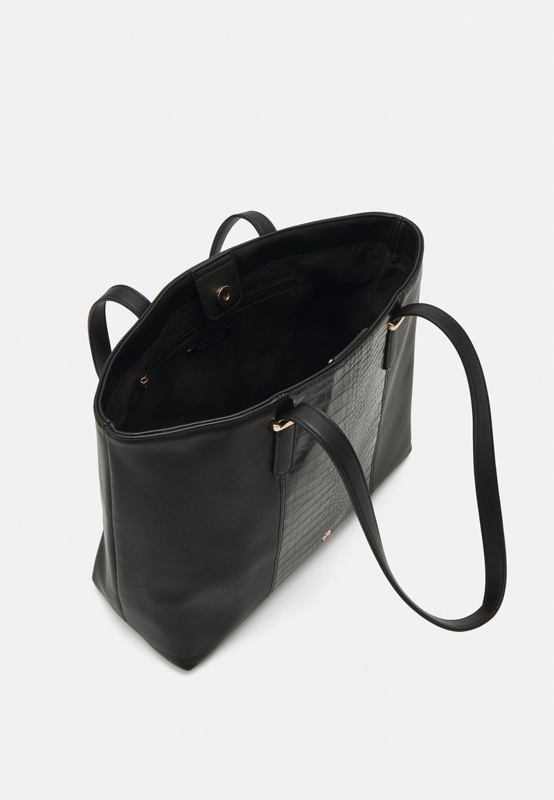 Sac fourre-tout en cuir noir avec un côté à motif crocodile texturé. Doté de quincaillerie en ton doré, de deux poignées et d'une fermeture à bouton-pression.