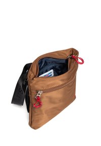 Borsa in nylon marrone con un comparto principale con zip e tasca frontale. Presenta zip di colore rosso e tracolla nera regolabile.