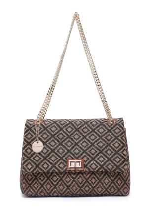 Sac à main rectangulaire avec motif losanges noir et beige, bandoulière chaîne dorée, fermeture tourniquet et petit charm métallique rond.