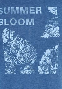 Modré bavlněné tričko s nápisem "SUMMER BLOOM" ve světle modré barvě, se vzory listů v různých tvarech a detailními texturami.