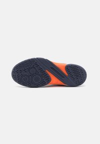Chaussure de running légère avec un upper orange flexible et texturé, et une semelle extérieure en navy durable présentant des motifs de traction circulaires et diagonaux.