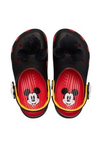 Zwarte textuur klompen met rode accenten, voorzien van fuzzy zwarte Mickey Mouse-vormen en afbeeldingen van Mickey's gezicht op rode binnenzolen. Inclusief gele banden.