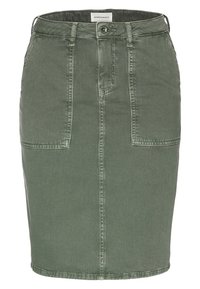 Jupe en denim vert olive avec une silhouette droite, fermeture à boutons sur le devant et deux grandes poches avant. Présente des détails de couture renforcée.