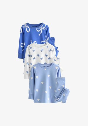 Drei Sets mit Kinderpyjamas: blauer Stoff mit weißen Schleifenmustern, weiße mit blauen Schleifen und weiches Blau mit weißen Herzen. Lange Ärmel und Hosen.