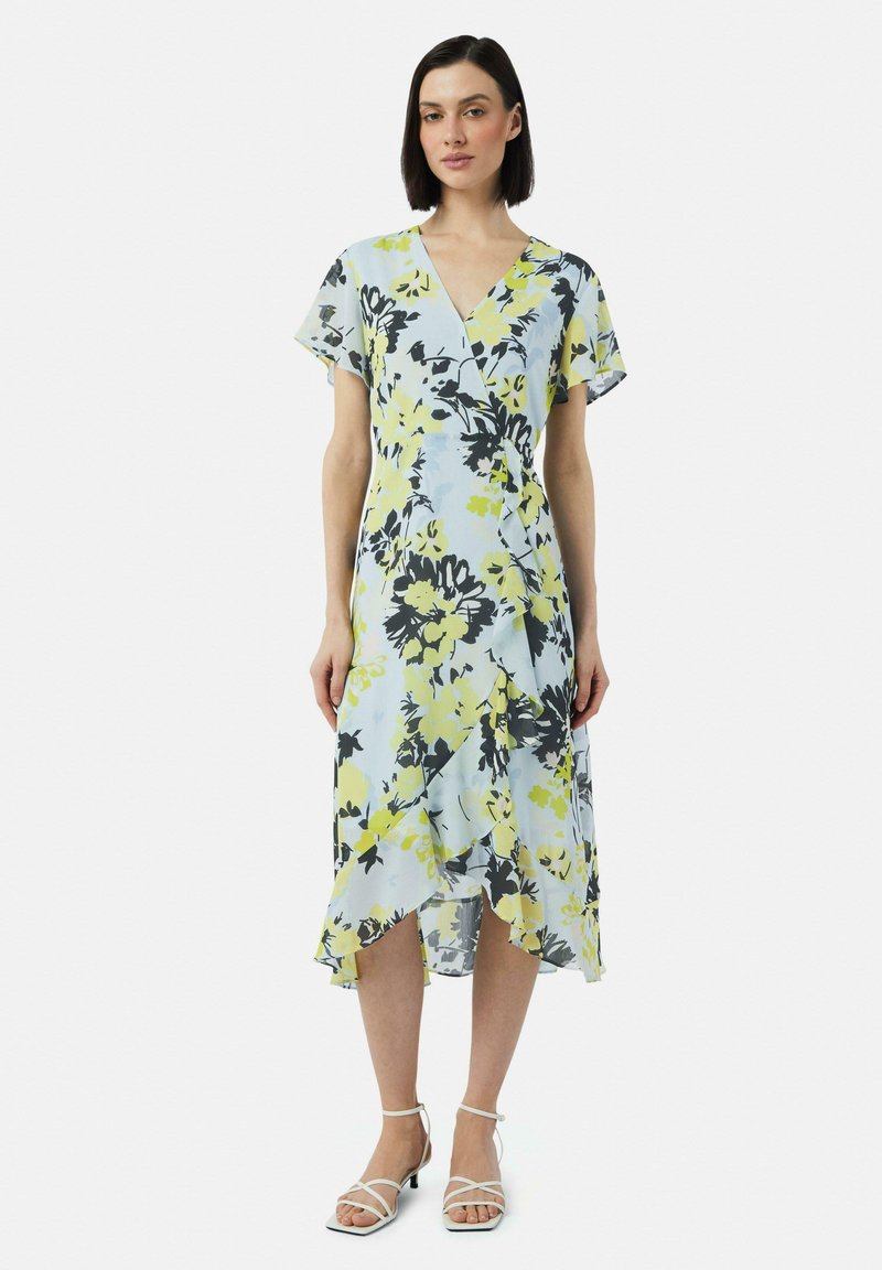Blumen-Wickelkleid mit hellblauem Hintergrund und schwarzen sowie gelben Blumen. Kurze Ärmel und asymmetrischer Saum. Leichter Stoff.